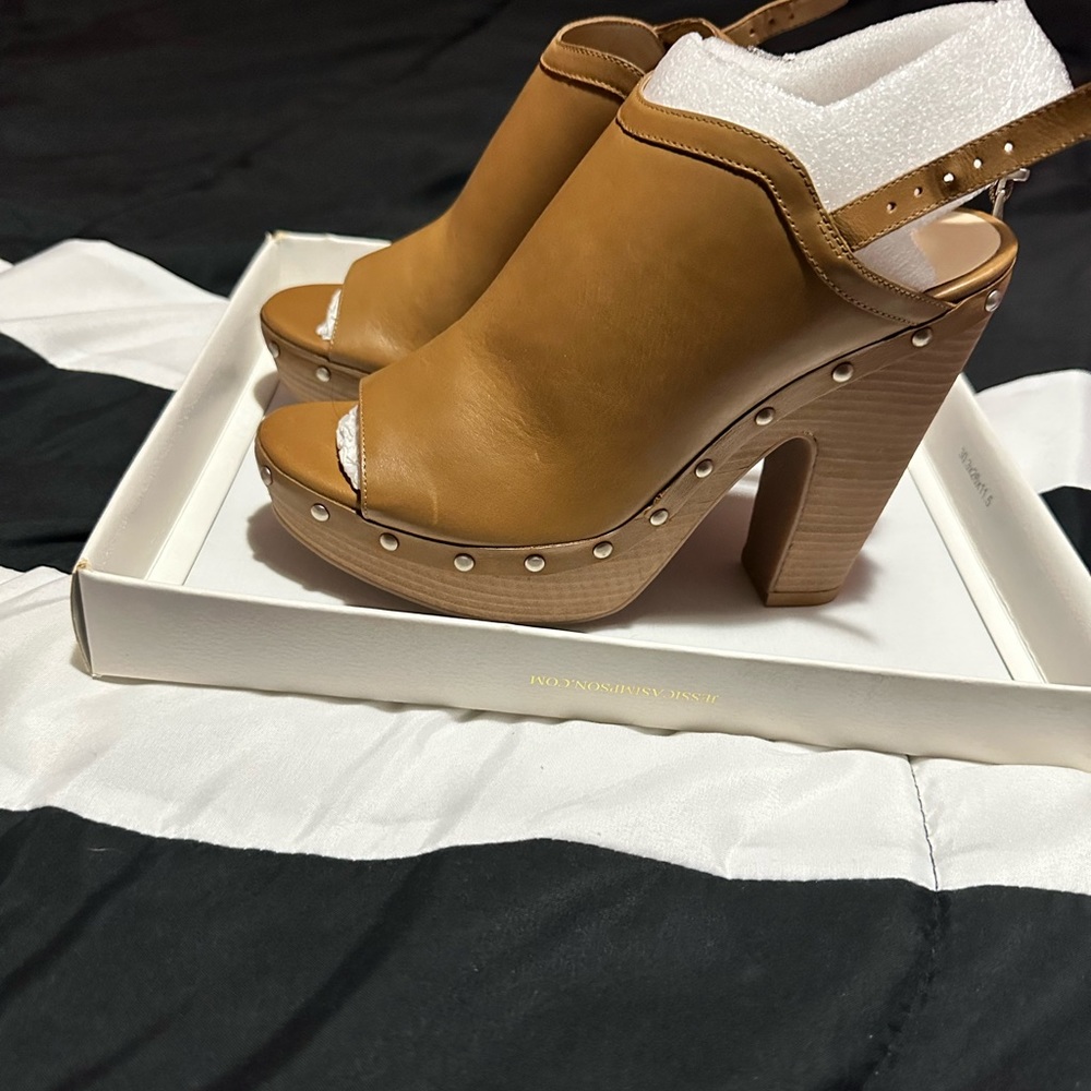 New Jessica Simpson high heeled modern clogs